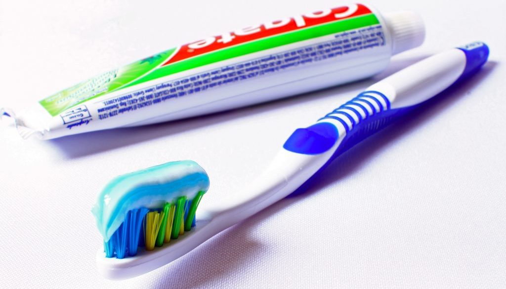 brush-cleaning-tooth-hygiene-toothbrush-toothpaste-895348-pxhere.com